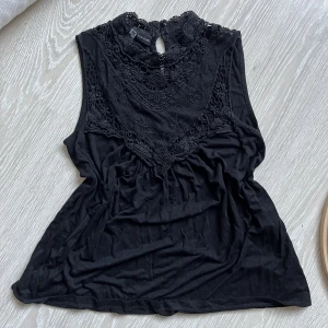 Spetstopp - Tredig topp med coolt, unikt mönster. I nyskick💕 Skriv privat om ni har frågor🫶🏻