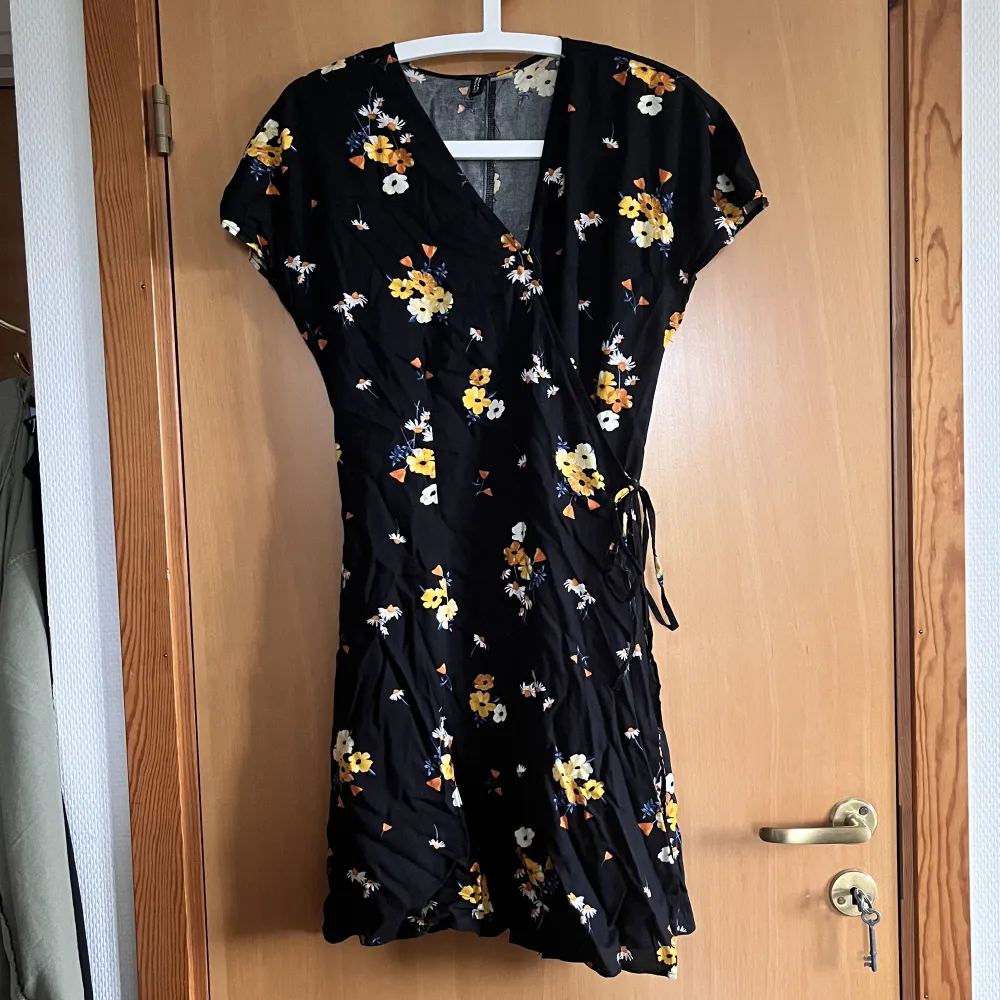 Fin omlottklänning med gult blommigt mönster från H&M❤️(ganska liten i storlek) . Klänningar.