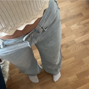 Jeans - Ur snygga jeans från junkyard. Lite slitna på ett stele i grenen skriv för bild. 💗Midjemått -75cm  Innerbennsmåttet - 79cm  Längd - 106 cm 