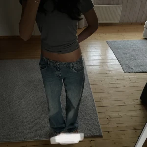Low waist baggy jeans - Low waist baggy jeans med jättesnygg tvätt som jag köpte från zara för ett tag sen men inte kommst till användning. Användt bara 1 Eller 2 gånger, i bra skick! 