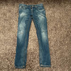 Tjena! Säljer nu mina sjukt snygga dondup jeans i modellen George. Skicket är 9/10, nästintill nyskick. Vid frågor eller funderingar är det bara att höra av sig! 