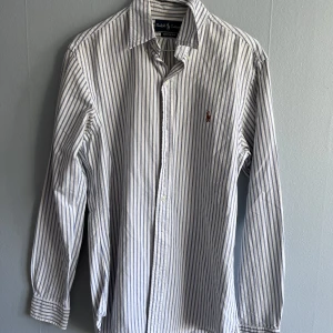 Ralph lauren skjorta  - Vit/blå randig Ralph lauren skjorta i väldigt bra skick. Stl S