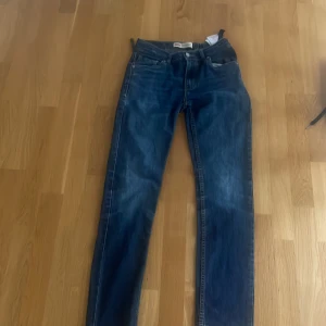 Levis jeans 510 skinny - 29/32 använd 5 gånger säljer billigt för ena skärpflärpen lossna