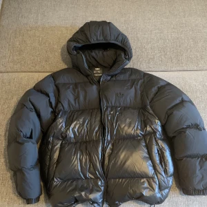 Adidas Pufferjacka  - Svart Adidas Pufferjacka. Har använt fåtal gåner och är fortfarande i bra skick.