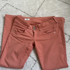 Pepe jeans  - Säljer dessa pepe jeans i storlek 30/32. Dem sitter lite stort på mig som oftast bär xs. Dem är i en superfin orange koralaktig färg. Jag är 165cm och skulle säga att de passar någon 160-168. Skriv om du har frågor eller vill se fler bilder🫶