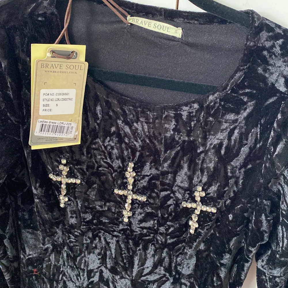 Sammets klänning med kors på oanvänd lapparna finns kvar ❤️. Klänningar.