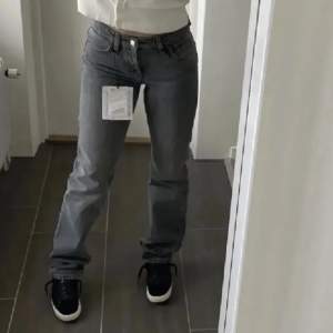 Säljer dessa Zara jeans med låg midja, de är i stolek 32/xs. Säljer pga att dom har blivit för små för mig🫶🏼