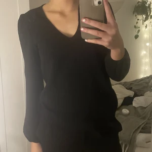 Svart blus - Söt blus med lite svart broderi vid axlarna 