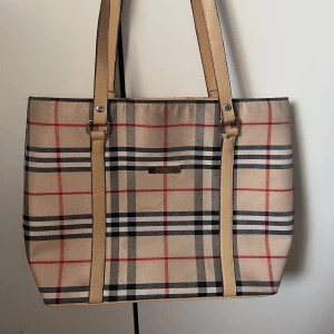 Burberry väska  - En burberry väska som är köpt secondhand, men som inte kommer till användning. Den är medelstor, skriv för fler bilder! 
