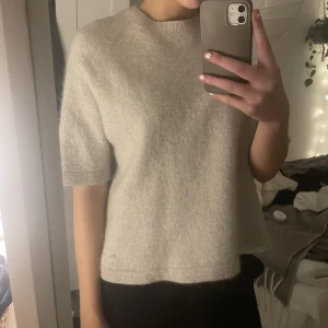 Beige stickad t-shirt - Stickad t-shirt, nypris 690 kr