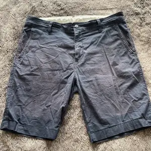 Marinblå chinos shorts från Levi’s i modellen ”standard taper”. Storlek W34 L9,5. Bra skick!
