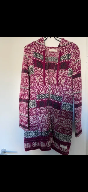 Odd Molly kofta/lång strl 34 - Superfin kofta från Odd Molly !!! Mkt fint skick Lång modell  Strl 34 🤩🤗frakt betalas av köpare. 