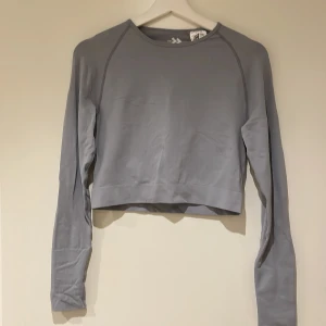 Träningströja - Croppad Träningströja i nyskick från lager 157