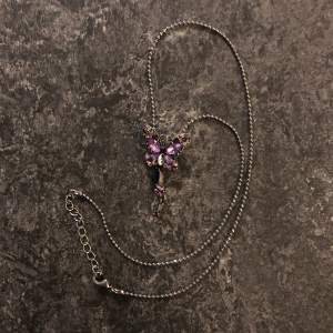 Jättefin fjäril halsband köpt på Plick. Vita ’diamanten’ saknas men inget som riktigt märks. 15kr för frimärke ^^