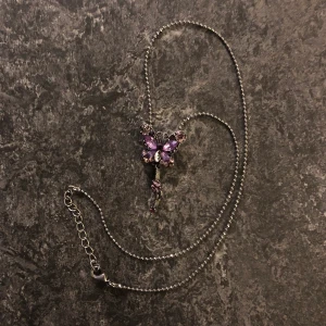 Y2K fjäril halsband  - Jättefin fjäril halsband köpt på Plick. Vita ’diamanten’ saknas men inget som riktigt märks. 15kr för frimärke ^^