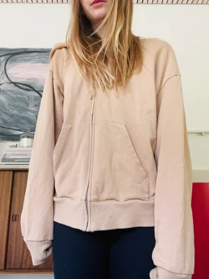 Beige luvtröja  - En beige luvtröja från hm, väldigt skön och fin men tyvärr inte min stil. I storlek M. 