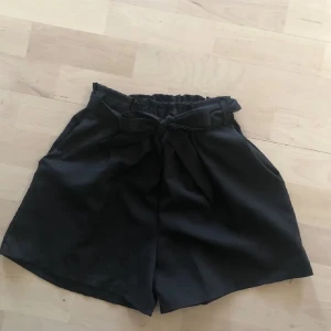 Svarta shorts - Jättefina paperbag shorts med fickor. Använd 1-2 gånger. Storlek S. 