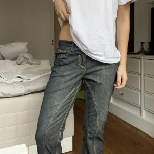 Lågmidjade jeans  - Säljer dessa coola jeans🌟🌟 midjemått 76 Innerbenslängd 84