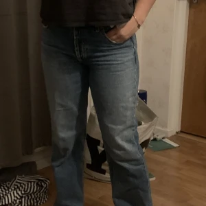 mid rise jeans - mörkblåa mid rise jeans från zara