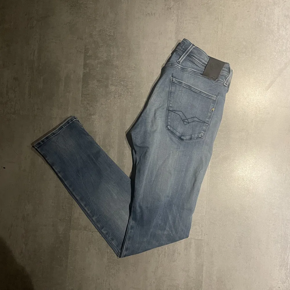 Tja, nu säljer jag mina snygga replay anbass jeans i storleken W28 L32. Modellen på bilden är cirka 177. Skicket på jeansen är 8/10 förutom att badgen är lite skadad men inget märkbart. Nypris är 1800. Om du har någon fråga får du gärna ställa den/ Hugo😁. Jeans & Byxor.