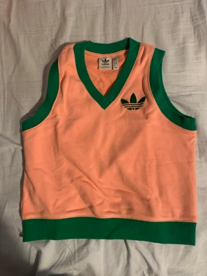 Adidas, adicolor rosa väst - köpte från ASOS för ett tag sen, använde aldrig, ser mer rosa ut än vad det gör på bilderna. Size S men skulle kunna passa någon som är size XS. nypris: 420kr