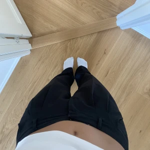 Lågmidjade kostymbyxor  - Säljer ett par lågmidjade kostymbyxor i storlek W27 L32 från zalando, hör av er om ni har några funderingar 🥰
