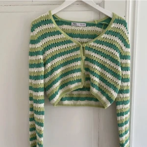 Kofta zara💚 - Så söt kofta från zara i jättebra skick! Finns inte att få tag på längre💞💞