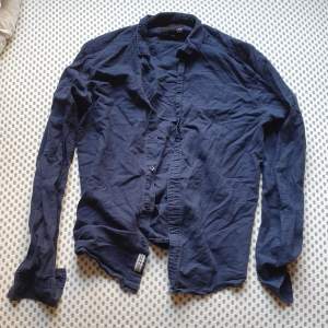 Lite tjockare bomullsskjorta i marinblå färg. Storlek S. Från Lager 157, något använd skick.