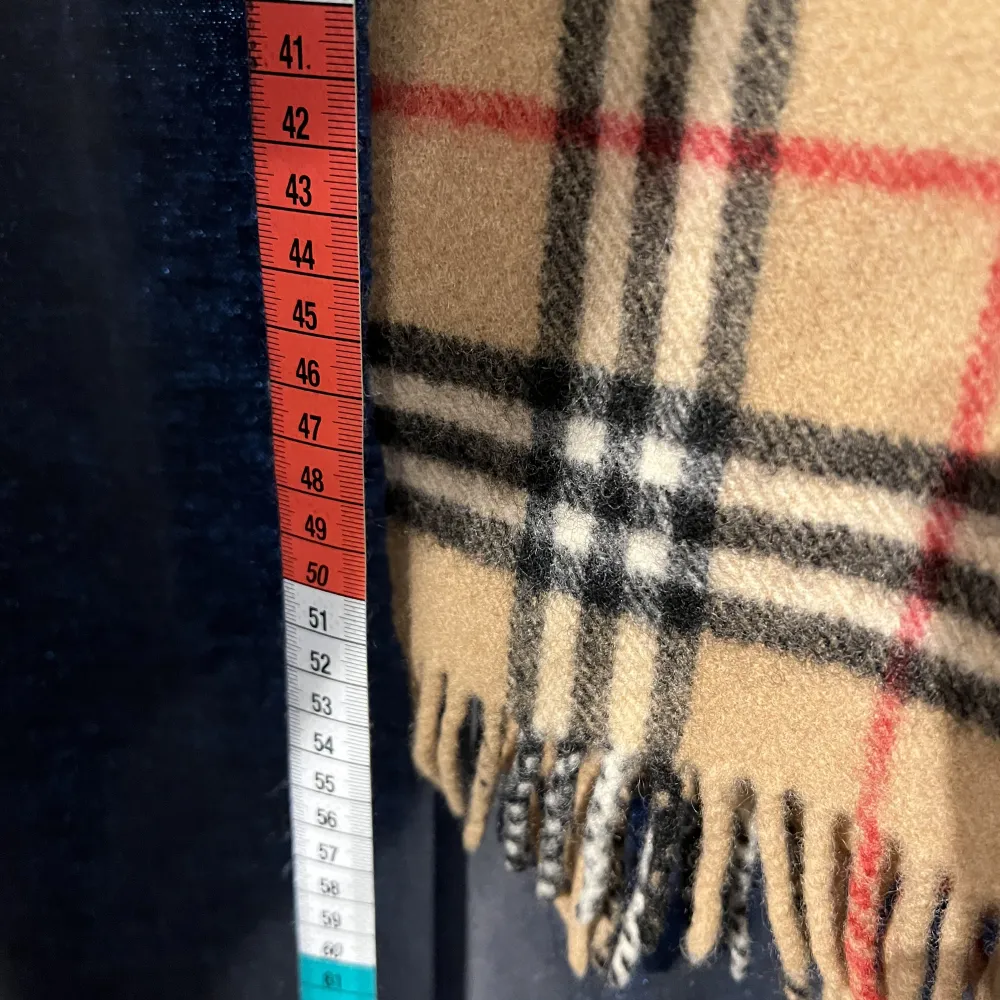 Fin Burberry scarf i en äldre årsmoddel, skick 9/10. Den är ungefär 106cm lång. . Accessoarer.