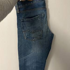 Skit snygga jeans från Replay. Sitter snyggt och nästan aldrig använda 