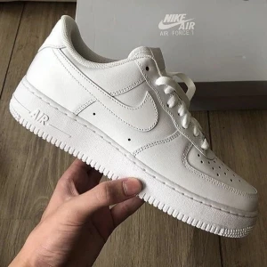 Airforce 1  - Passar inte mig så vill sälja de.  Har använt de 4 gånger och inte mer än så.  Pris kan diskuteras 