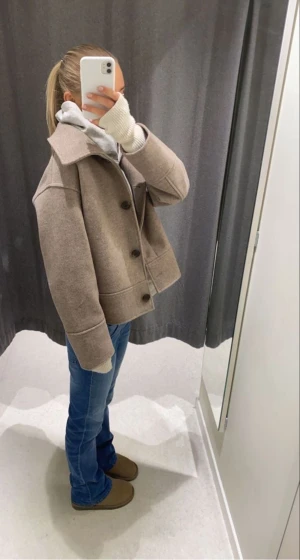 Beige kort kappa💕 - Säljer den här snygga kappan som är helt slutsålda kappan som ej går att få tag på💞💘Endast använd två gånger och är därmed lite nopprig men är inget man tänker på!💕💕Säljer då jag har två exemplar🫶🏼 Använd gärna köp nu funktionen❤️Pris kan alltid diskuteras💗