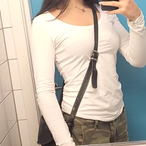 Långärmad vit Tröja - Använd några gånger, bra skick, inga defekter❤❤