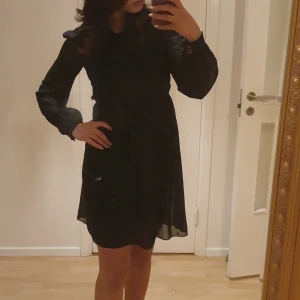Svart klänning  - Jättebra material och kvalitet, bara testat på den en gång så den är i bra skick!❤