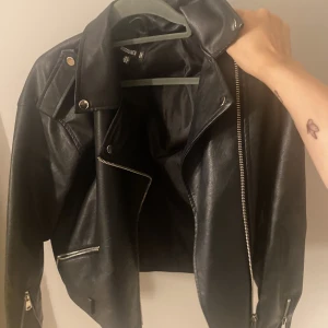 Läderjacka - Fin läderjacka från missguided! Den har ett bälte som jag kommer skicka med vid köpet💕 skriv för fler bilder
