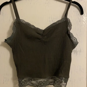 Spetslinne - Grönt spetslinne. Bra skick.