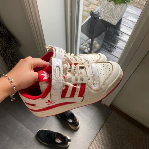 Adidas forum 84 low - Köpte skorna i höstas och är som nyskick, säljer då jag inte tycker det är min stil riktigt. storleken är 39 1/3
