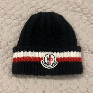 Moncler mössa - Snygg Moncler mössa som knappt är använd. Säljer pga används inte. Kör på budgivning och den börjar på 199kr + frakt. 
