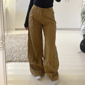 Cargobyxor  - Ett par ASCOOLA cargobyxor! Mycket fickor längs med benen och ska även gå att spänna åt i benen🤍 brukar vika ner dom så de blir lite mer low 