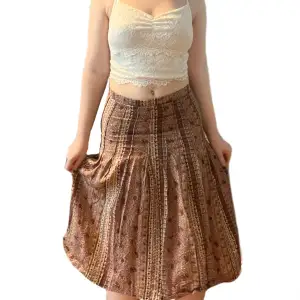 så söt brun midi skirt med olika mönster<3