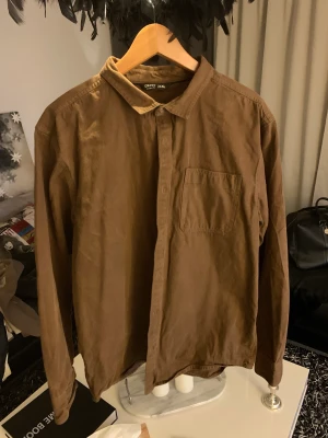 Skjorta - Tjock skjorta i färgen brun. Storlek XXL men passade mig som är M/L