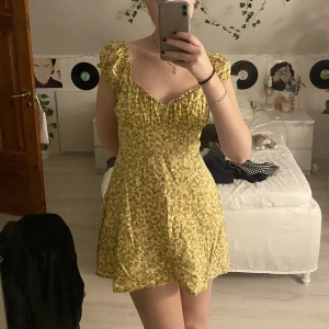 blommig klänning  - suuuper söt gul sommarklänning från zara!! den är ganska kort på mig som är 177💞