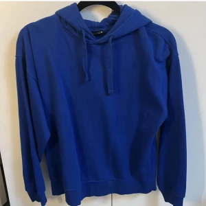 Marinblå hoodie  - Superfin hoodie som inte kommer till användning. Skriv för egna bilder💗