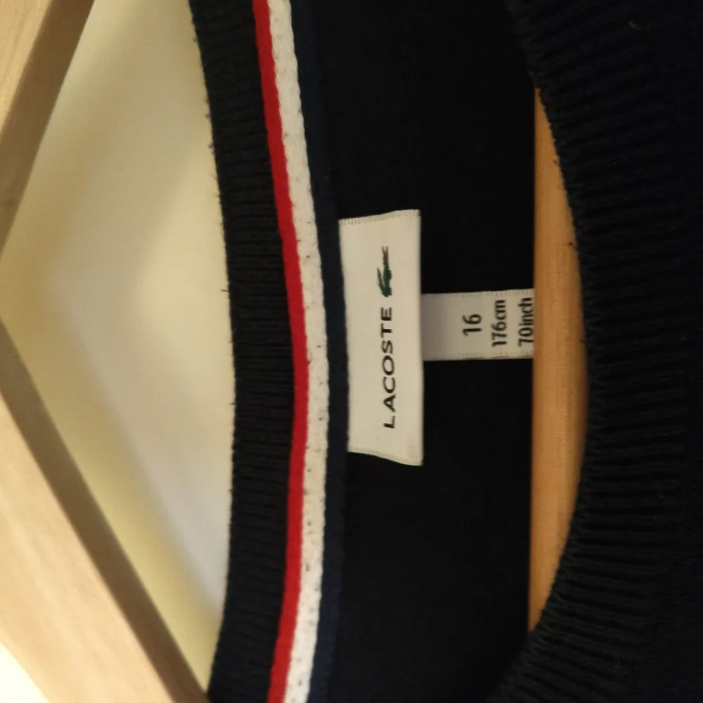 Måttligt använd tröja från Lacoste i ok skick. 100% äkta. Köpt för 600 k. Pris  150kr. Är i barnstorleken 14-16 vilket är samma som Xs.. Tröjor & Koftor.