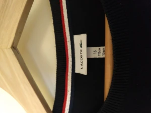 Lacoste tröja - Måttligt använd tröja från Lacoste i ok skick. 100% äkta. Köpt för 600 k. Pris  150kr. Är i barnstorleken 14-16 vilket är samma som Xs.