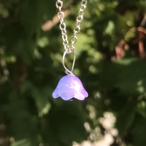 Blåklocka halsbandshänge  - Blåklocka halsbandshänge av lila/blå glasblomma, fossilsten och silveromfattning. Nytt oanvänt och handgjort. Finns i fler färger på min profil🌺