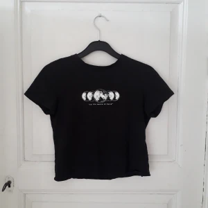 Babytee - Jättesöt babytee med måntryck. xs men utöjd så mer som s.