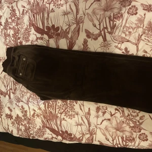 Bruna juicy couture byxor - Säljer ett par bruna juicy byxor , använda 5 gånger . Storleken M  Säljes för 500kr