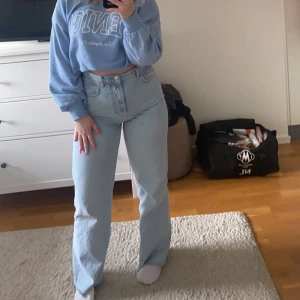 jeans - säljer domhär jättefina jeans då dom ej kommer till användning, finns inga tecken på att dom skulle vart använda. köparen står för frakten🥰