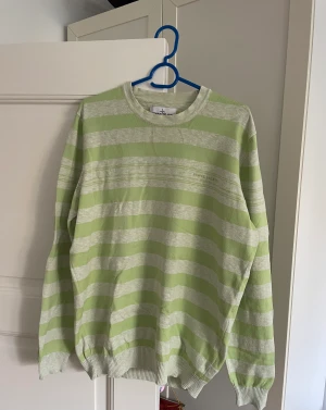 Stone Island sweater  - Står XL på tröjan men sitter som en stor medium / large. Köpt på nitty gritty outlet och har ej kvitto men alla lappar på innertröjan är kvar så ni kan legit checka den via där. Skriv frågor om ni har.